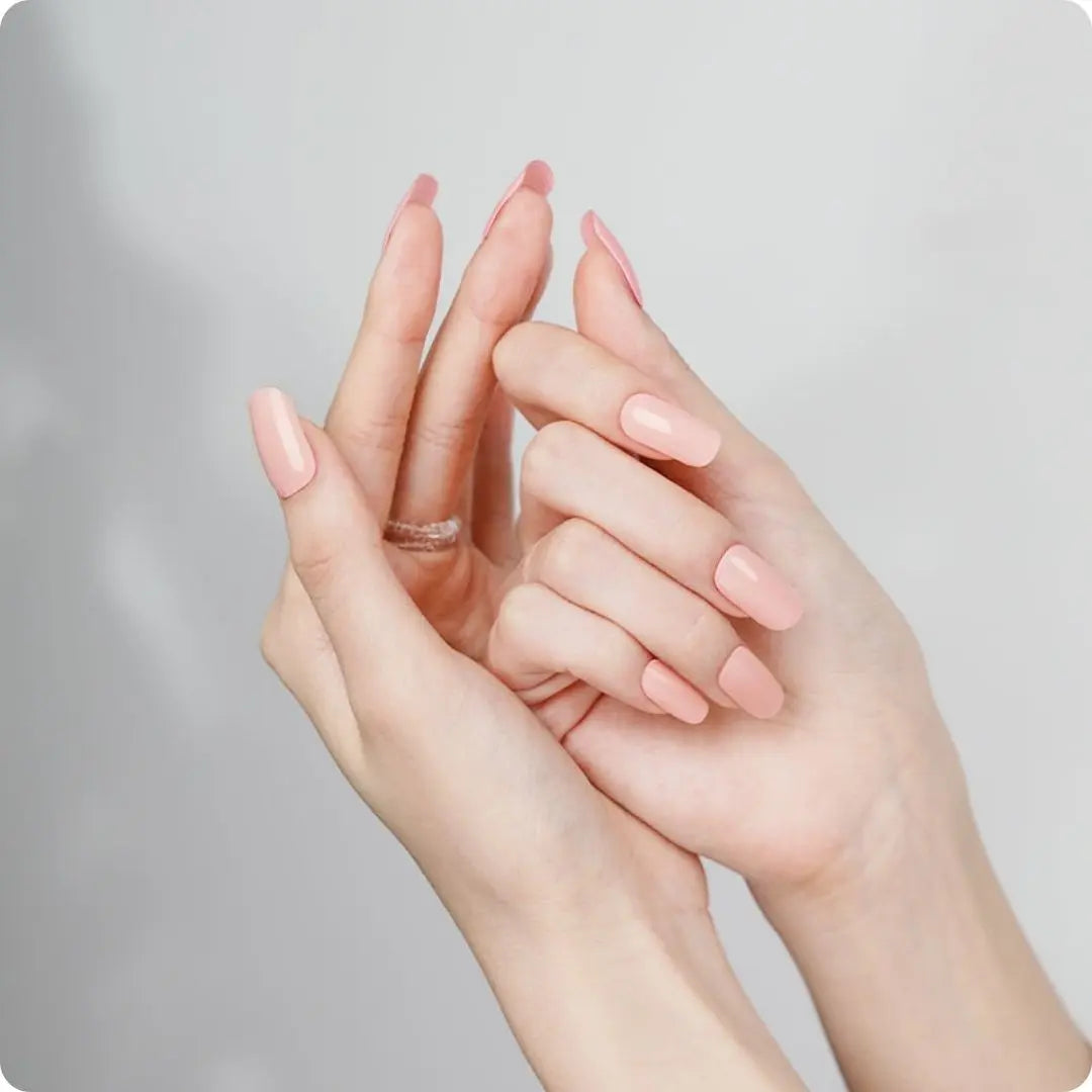 Pose d’ongles gel rose pâle, ongles ovales courts, finition brillante