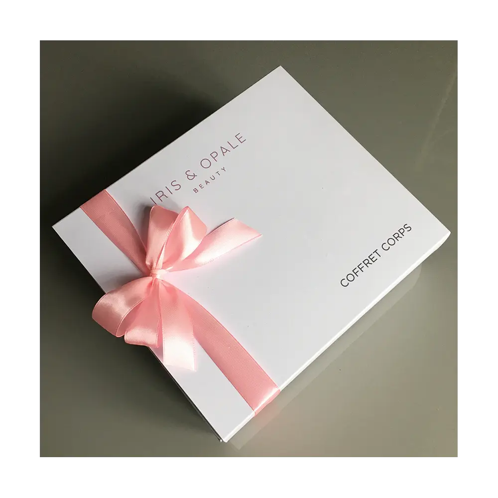 Coffret Corps avec ruban satin rose, boîte fermée et nœud sur le dessus