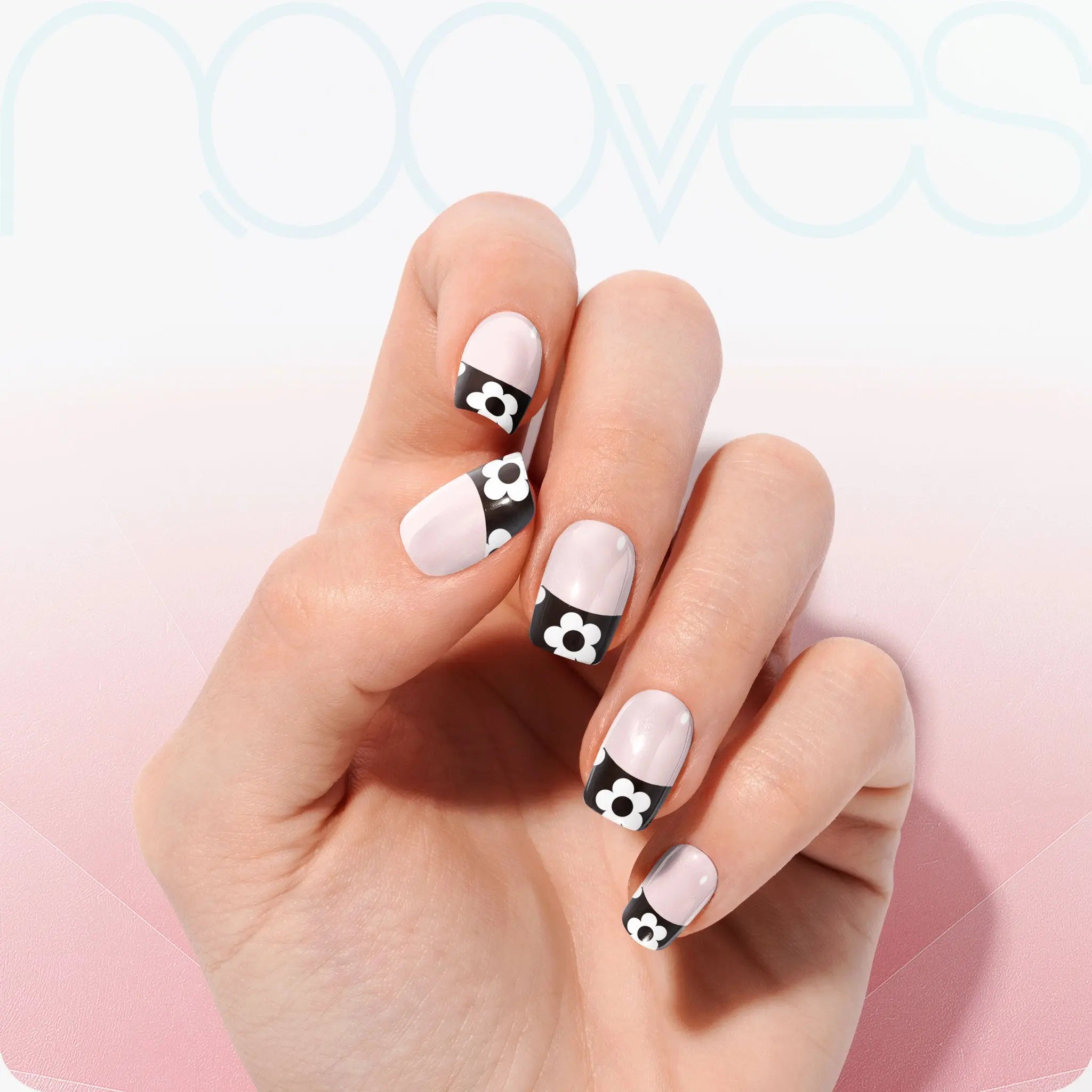 Gel Nail Strips: vier Fingernägel mit hellrosa Basis, schwarze Spitze und weiße Blumen