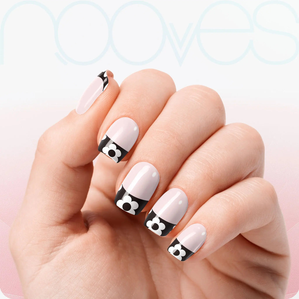 Gel Nail Strips: mehrere kurze Nägel mit hellrosa Basis, schwarze Spitze und weiße Blumen
