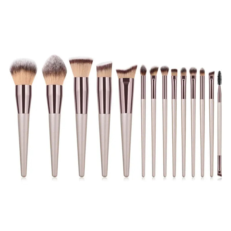Set de 14 brochas de maquillaje champagne: cerdas suaves y mangos plateados