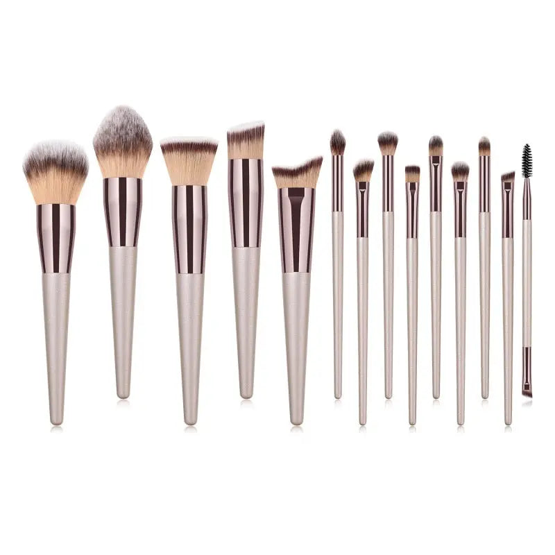 14 brochas de maquillaje champagne: cerdas densas, mangos plateados, formas variadas