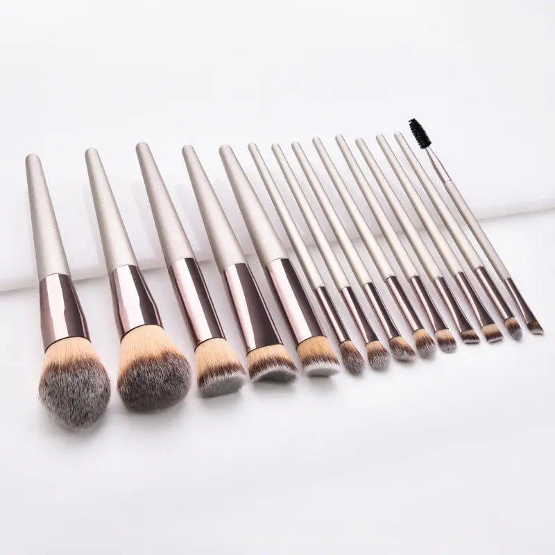 Brochas de maquillaje champagne, primer plano: cerdas y cepillo tipo máscara al final