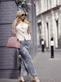 Elm Schultertasche in Nude, seitlich mit Trageriemen und goldener Schnalle