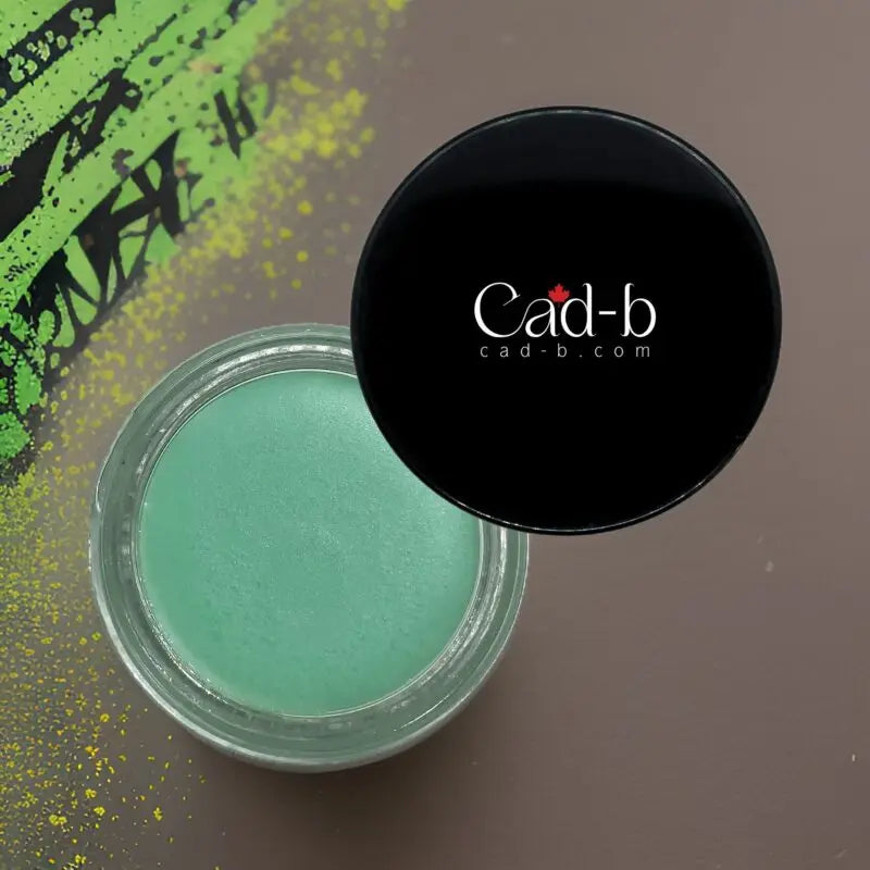 Lip scrub in offener Dose: mintgrünes Gel und schwarzer Deckel
