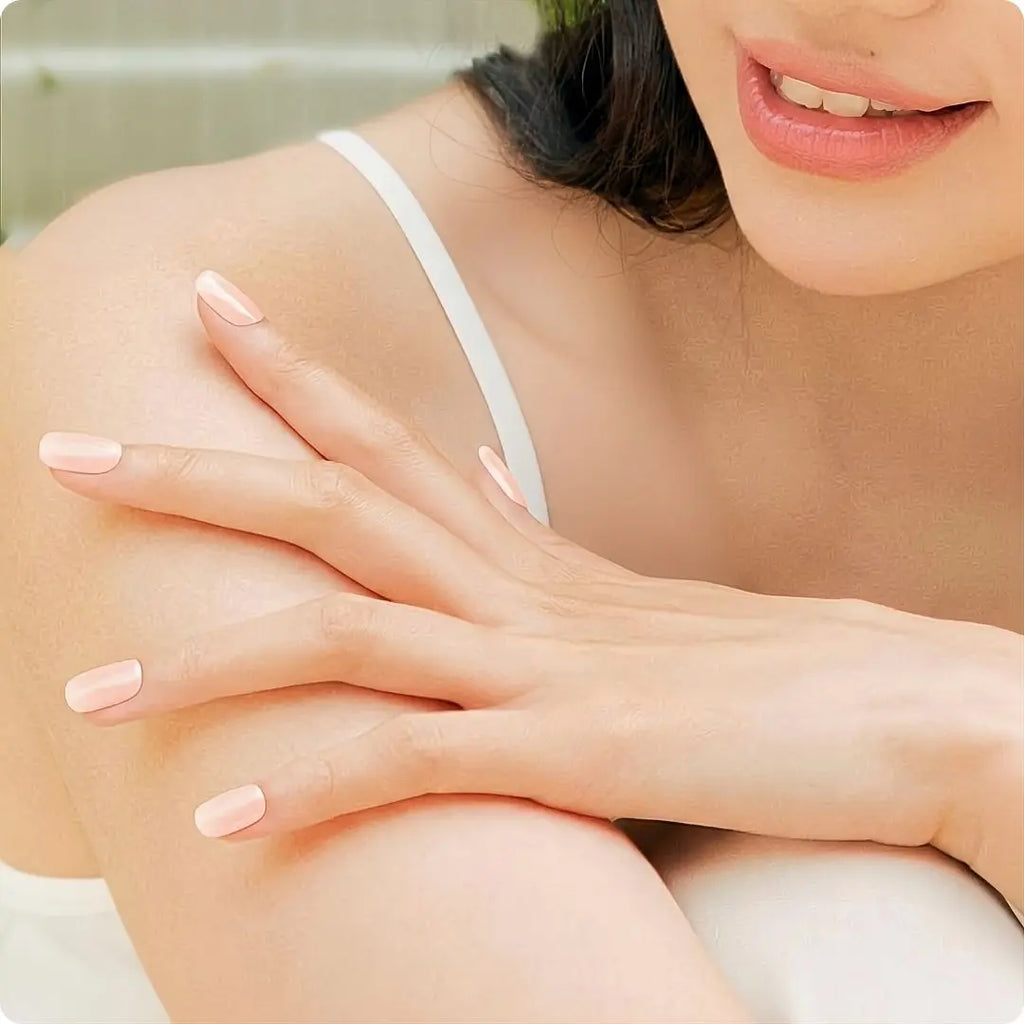 Ongles rose pâle en bandes gel, aspect lisse et brillant sur mains croisées
