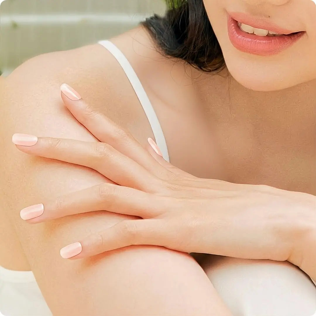 Ongles rose pâle en bandes gel, aspect lisse et brillant sur mains croisées