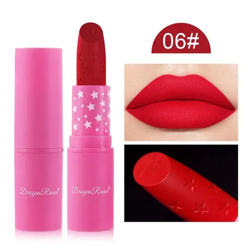 Wasserfester matter Lippenstift 06# in kräftigem Rot – Lippen Swatch und Tube
