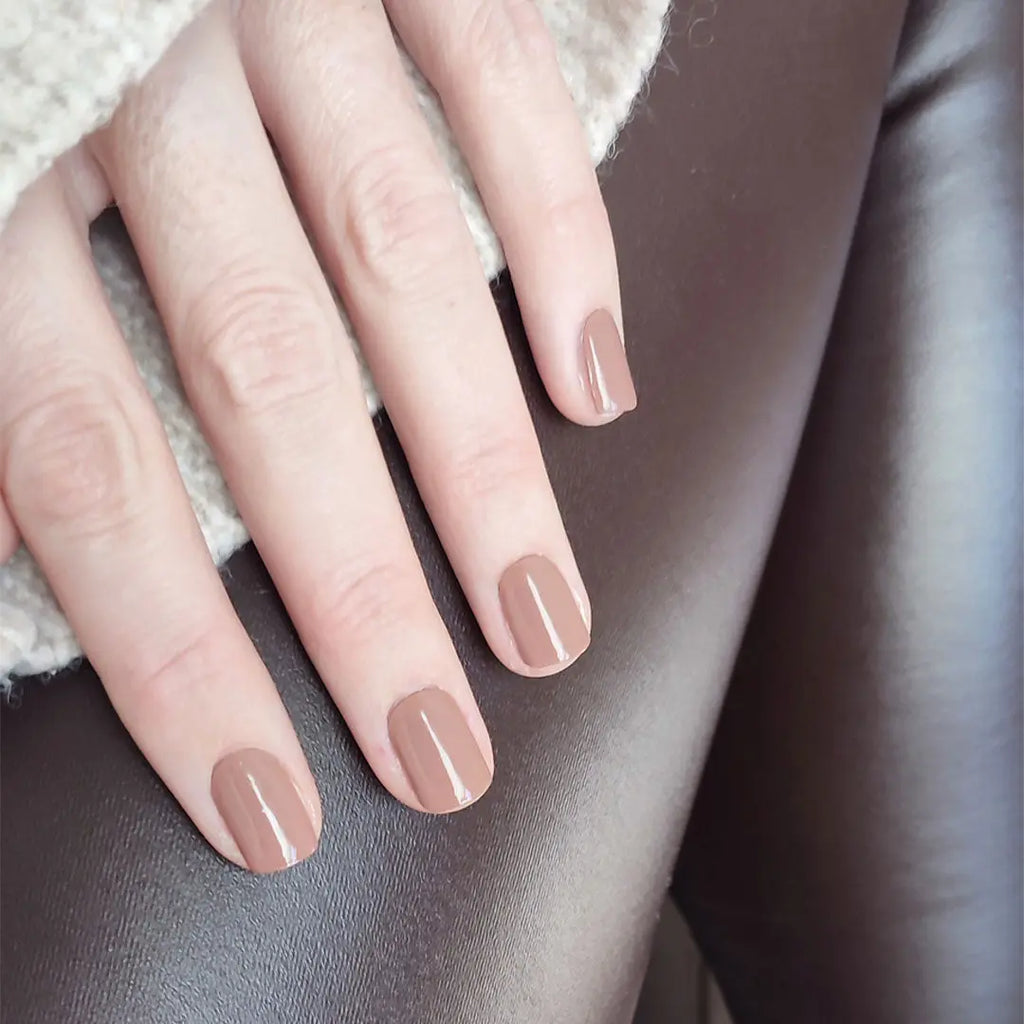 Uñas con gel en tiras color beige terracota, acabado mate y forma oval