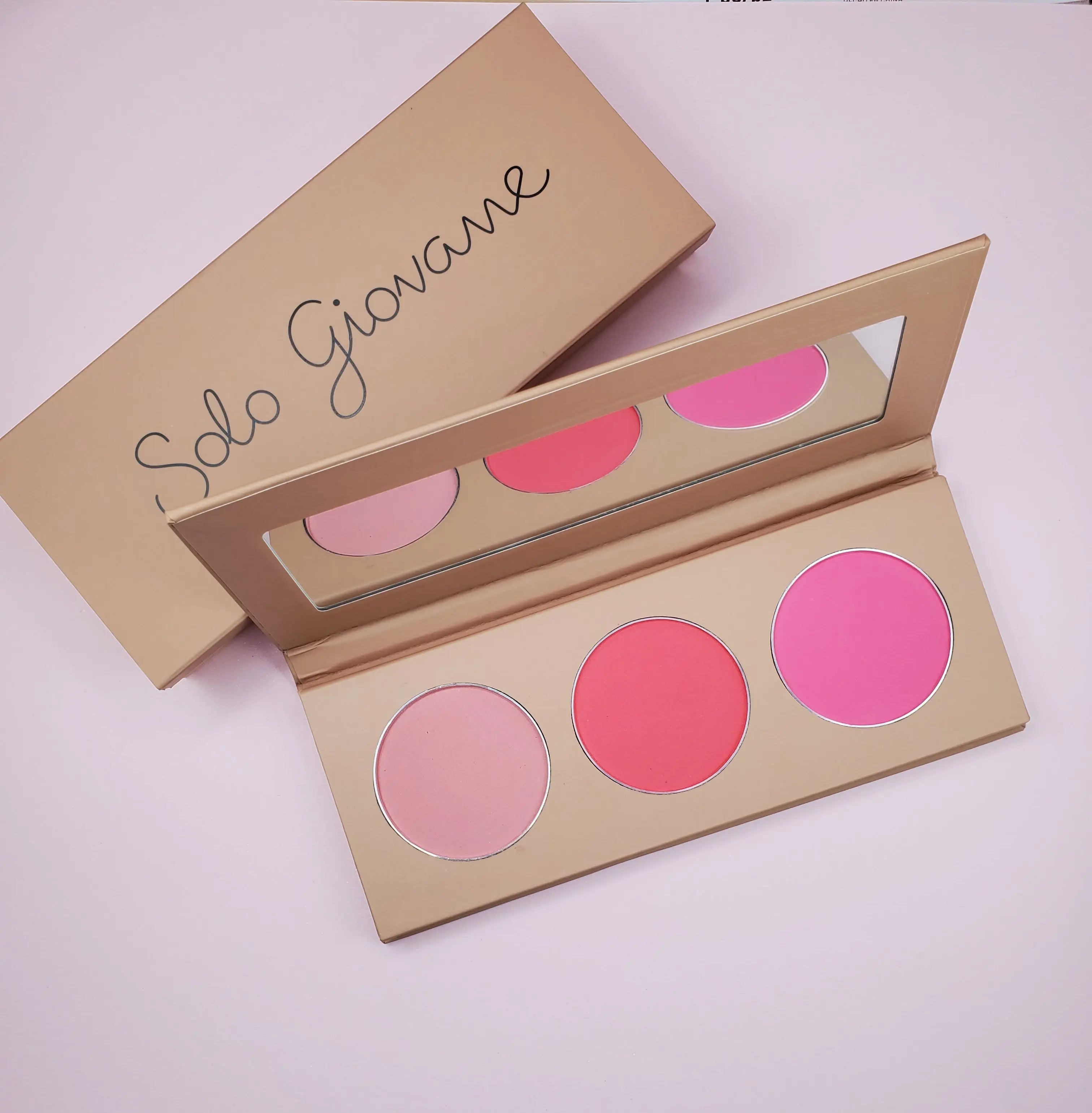 Blush palette with 3 shades in pink tones, open compact with three circular pans