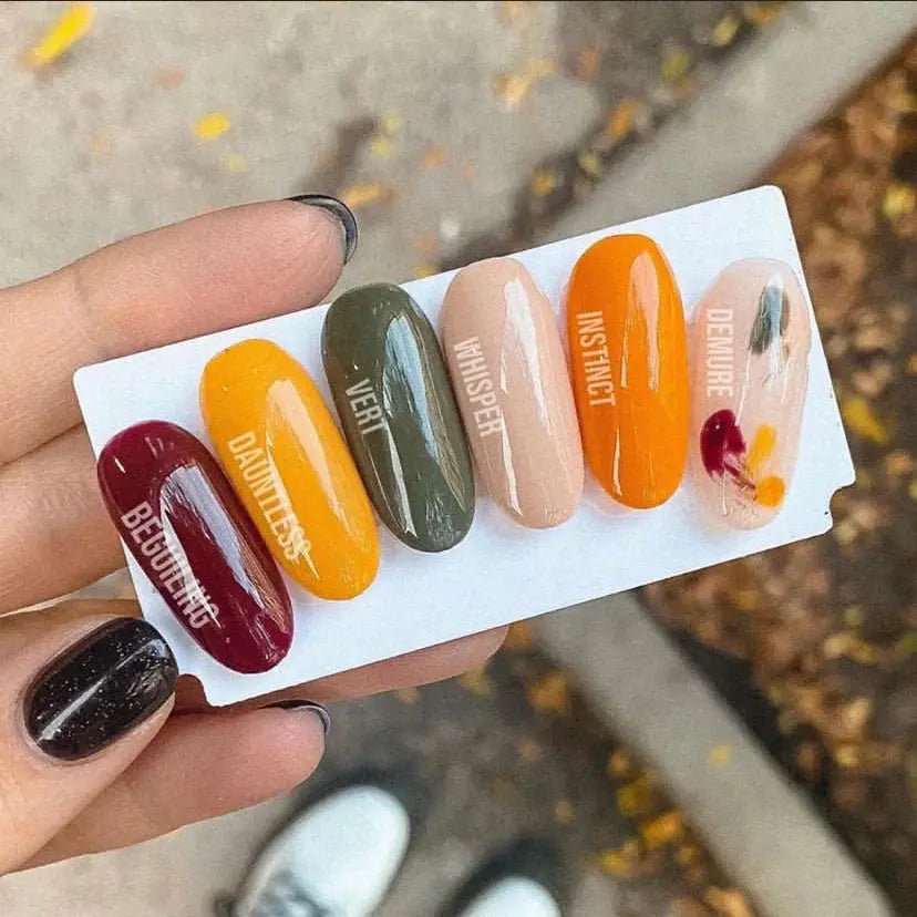 Nagelgel-Farbkarte mit Dauntless-Tönen: gold, olive, bordeaux, beere