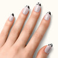 Gel Nail Strips: hellrosa Nägel mit schwarzen Spitzen und weißen Blumen