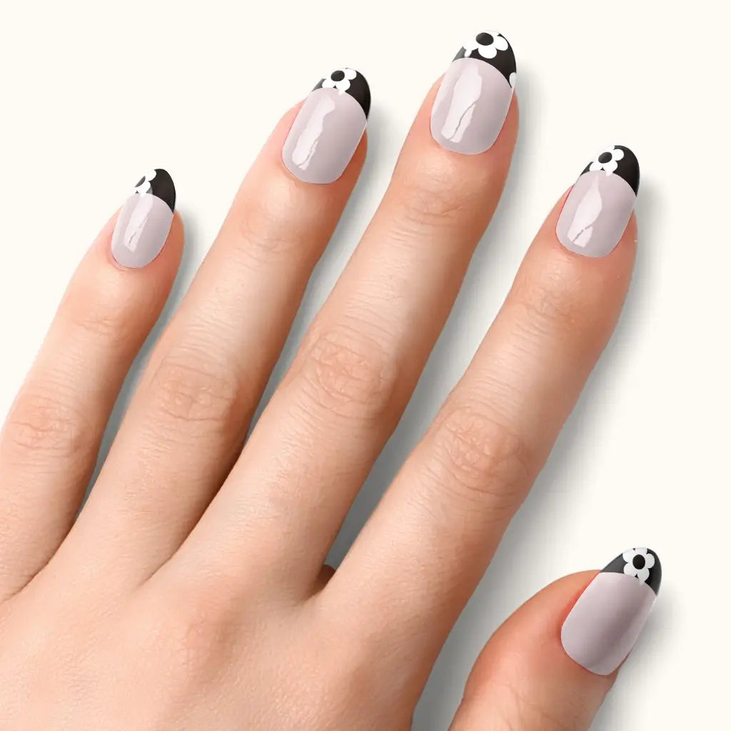 Gel Nail Strips: hellrosa Nägel mit schwarzen Spitzen und weißen Blumen