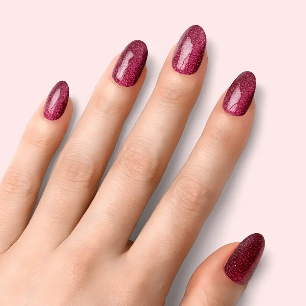 Tiras de gel Ruby Claret con brillo granate en uñas ovaladas