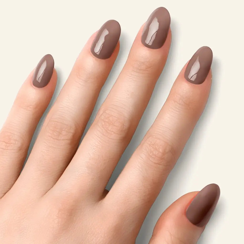 Uñas postizas en tiras color terracota oscuro, acabado mate, forma oval