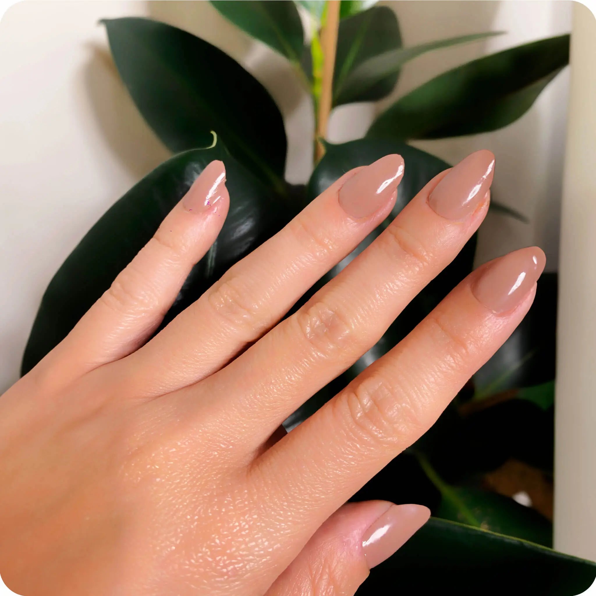 Uñas con gel en tiras color terracota, acabado brillante, forma oval